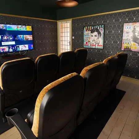 Deluxe 4 Or 5 Bed House With Hot Tub, Cinema Room Sleeps 15 Saffron Walden Exterior photo