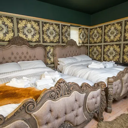 Deluxe 4 Or 5 Bed House With Hot Tub, Cinema Room Sleeps 15 Saffron Walden Exterior photo