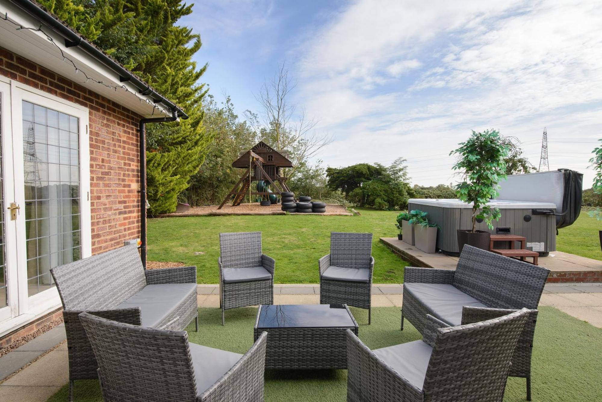 Deluxe 4 Or 5 Bed House With Hot Tub, Cinema Sleeps 15 *
