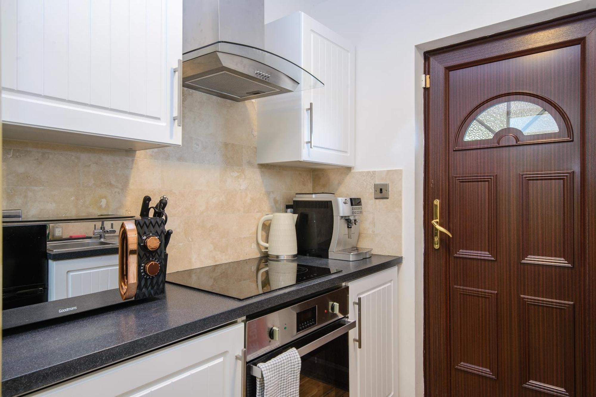 Deluxe 4 Or 5 Bed House With Hot Tub, Cinema Sleeps 15 Villa Saffron Walden