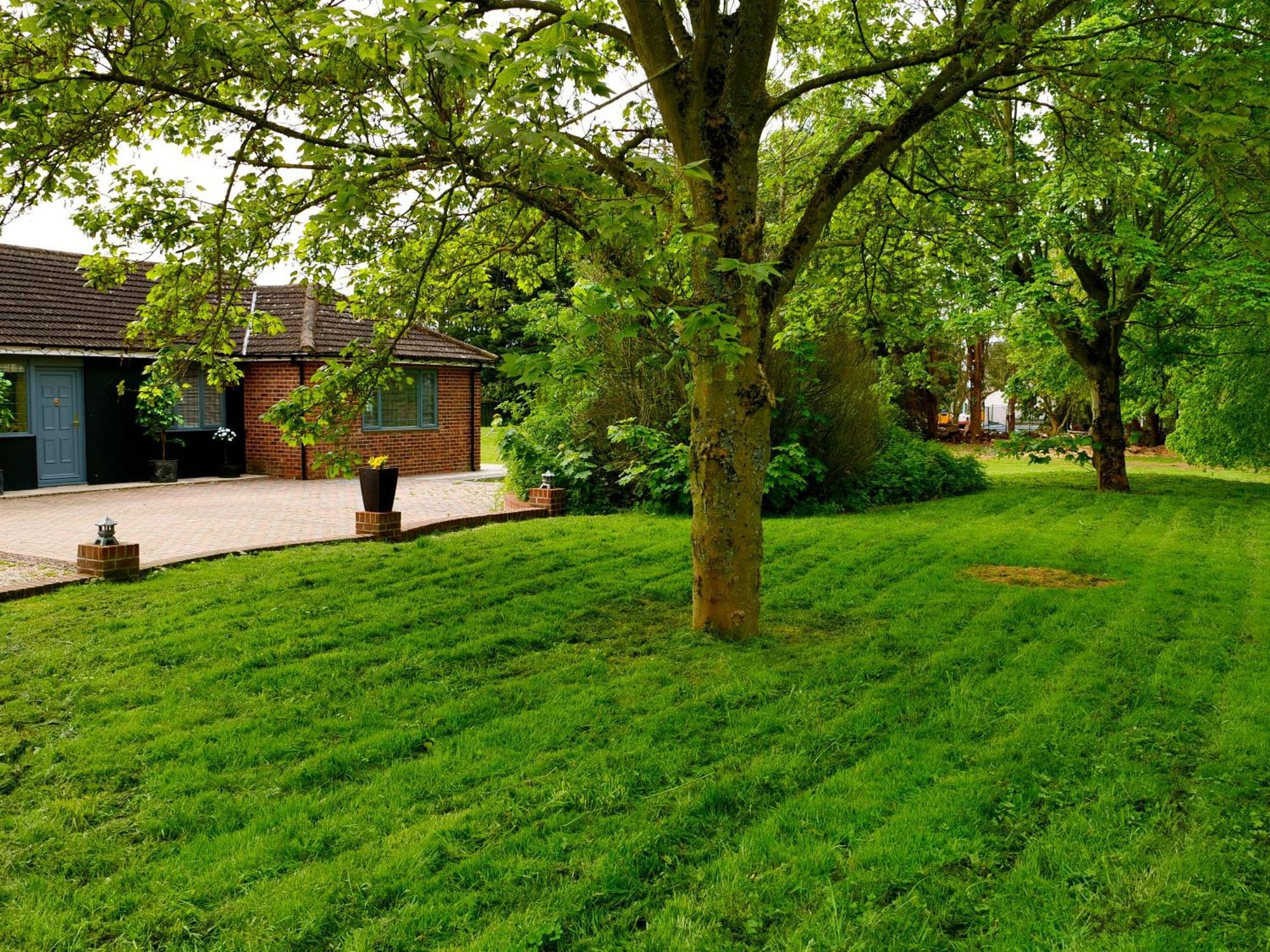 Deluxe 4 Or 5 Bed House With Hot Tub, Cinema Sleeps 15 Saffron Walden