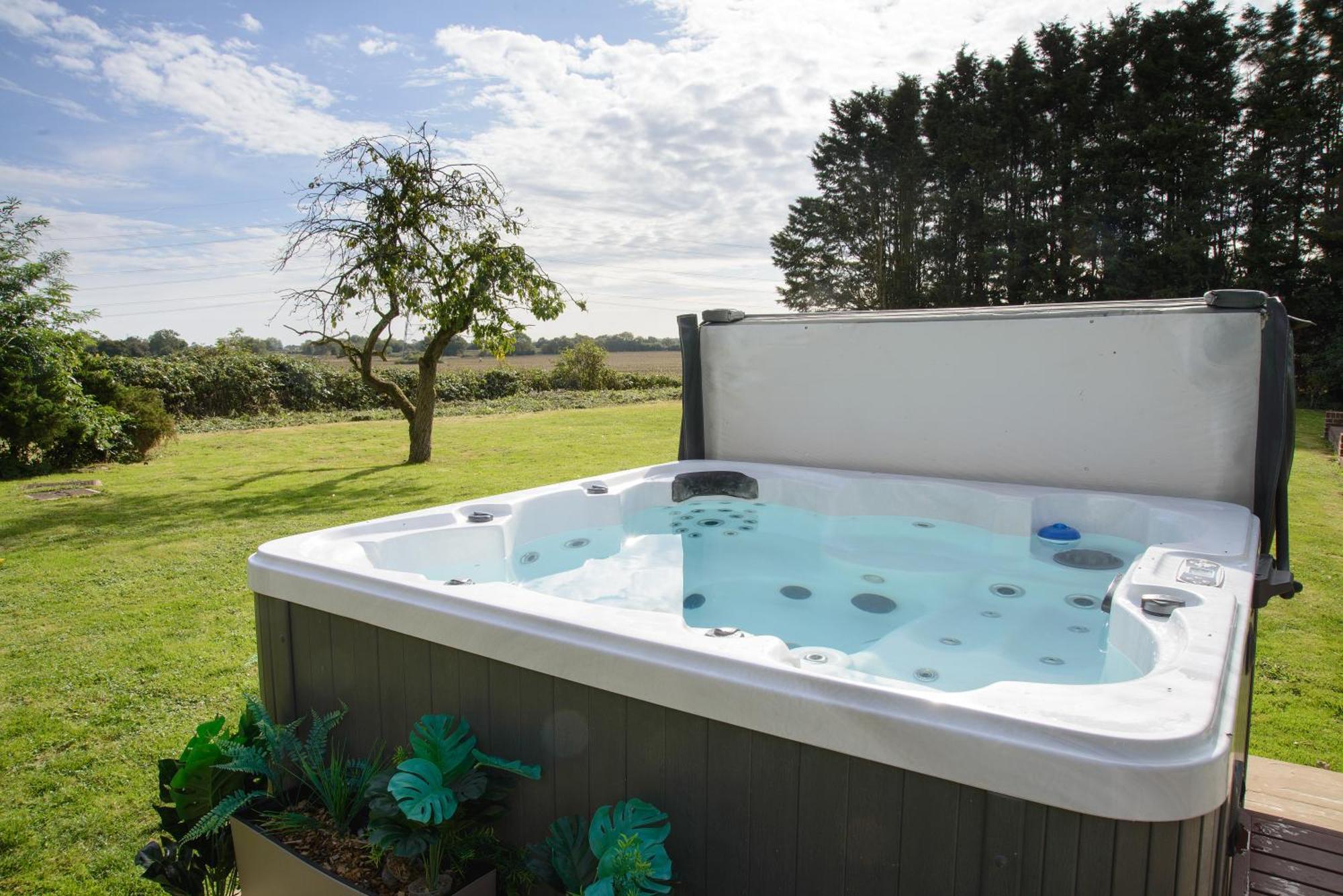 Villa Deluxe 4 Or 5 Bed House With Hot Tub, Cinema Sleeps 15