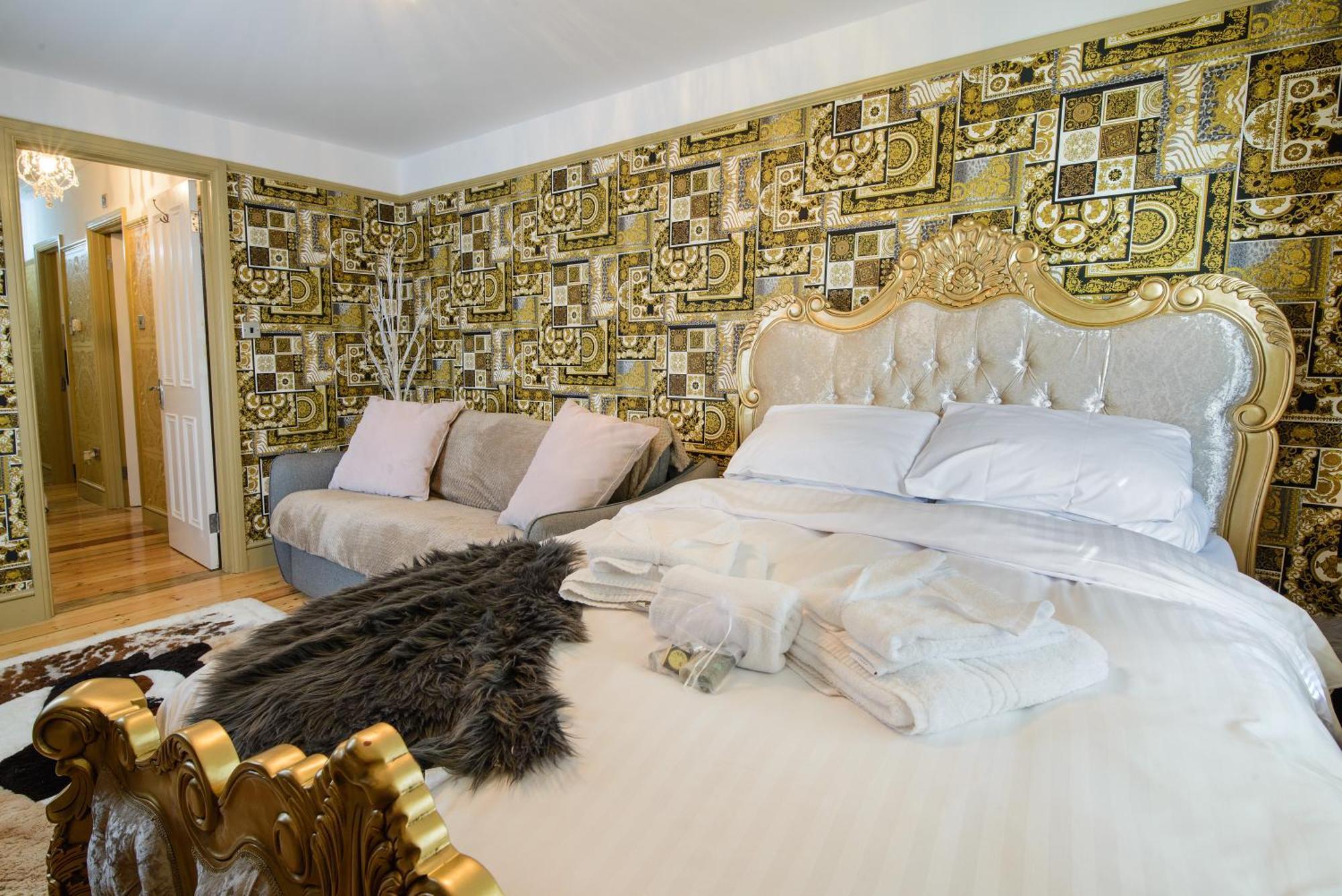 Deluxe 4 Or 5 Bed House With Hot Tub, Cinema Sleeps 15 *