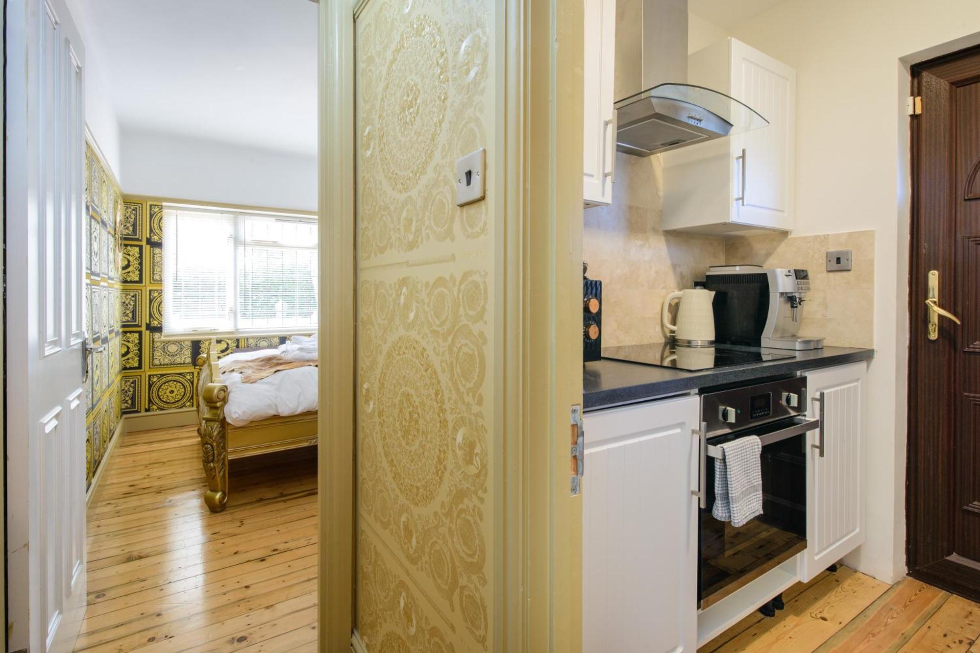 Deluxe 4 Or 5 Bed House With Hot Tub, Cinema Sleeps 15 Villa *