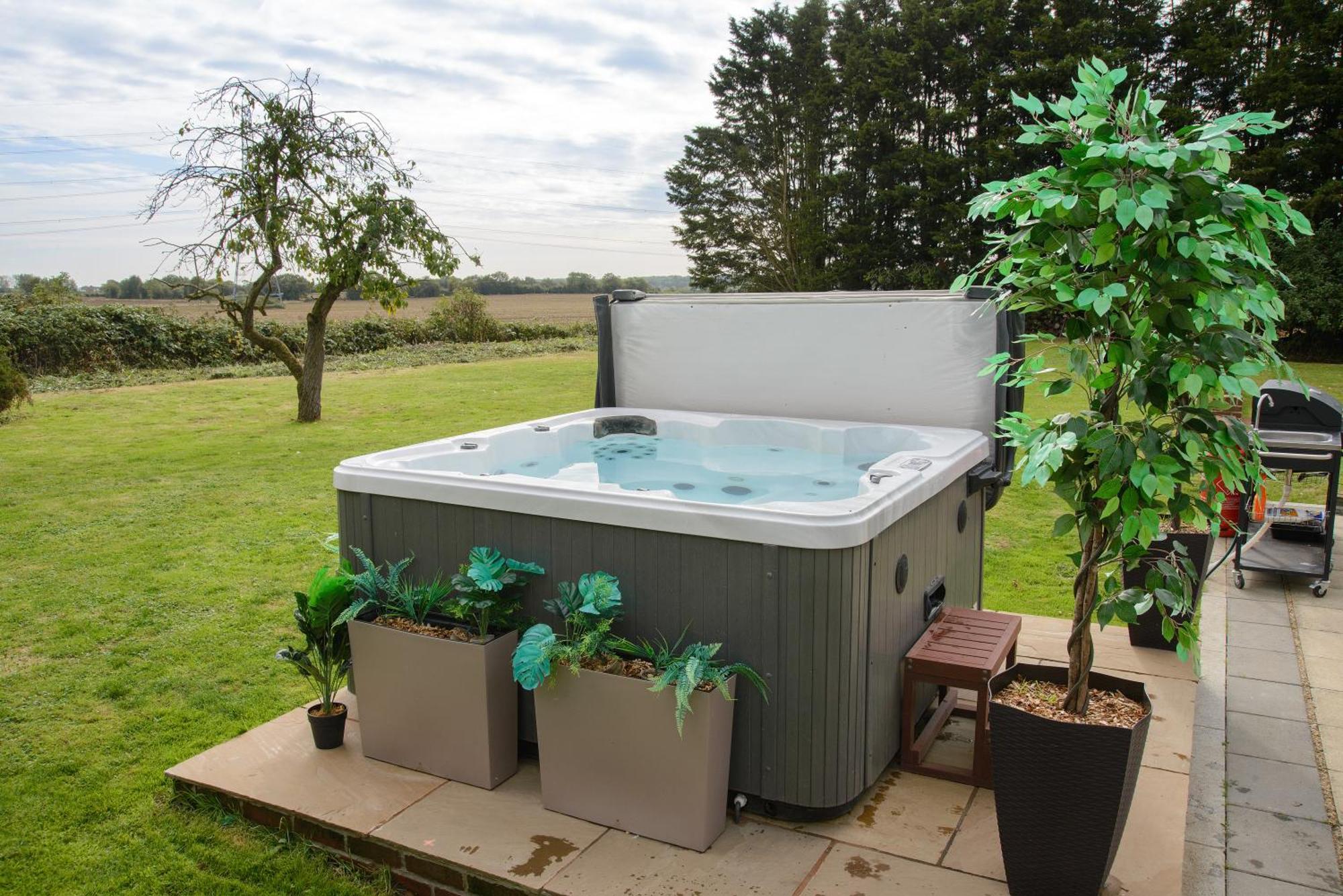 Villa Deluxe 4 Or 5 Bed House With Hot Tub, Cinema Sleeps 15 *