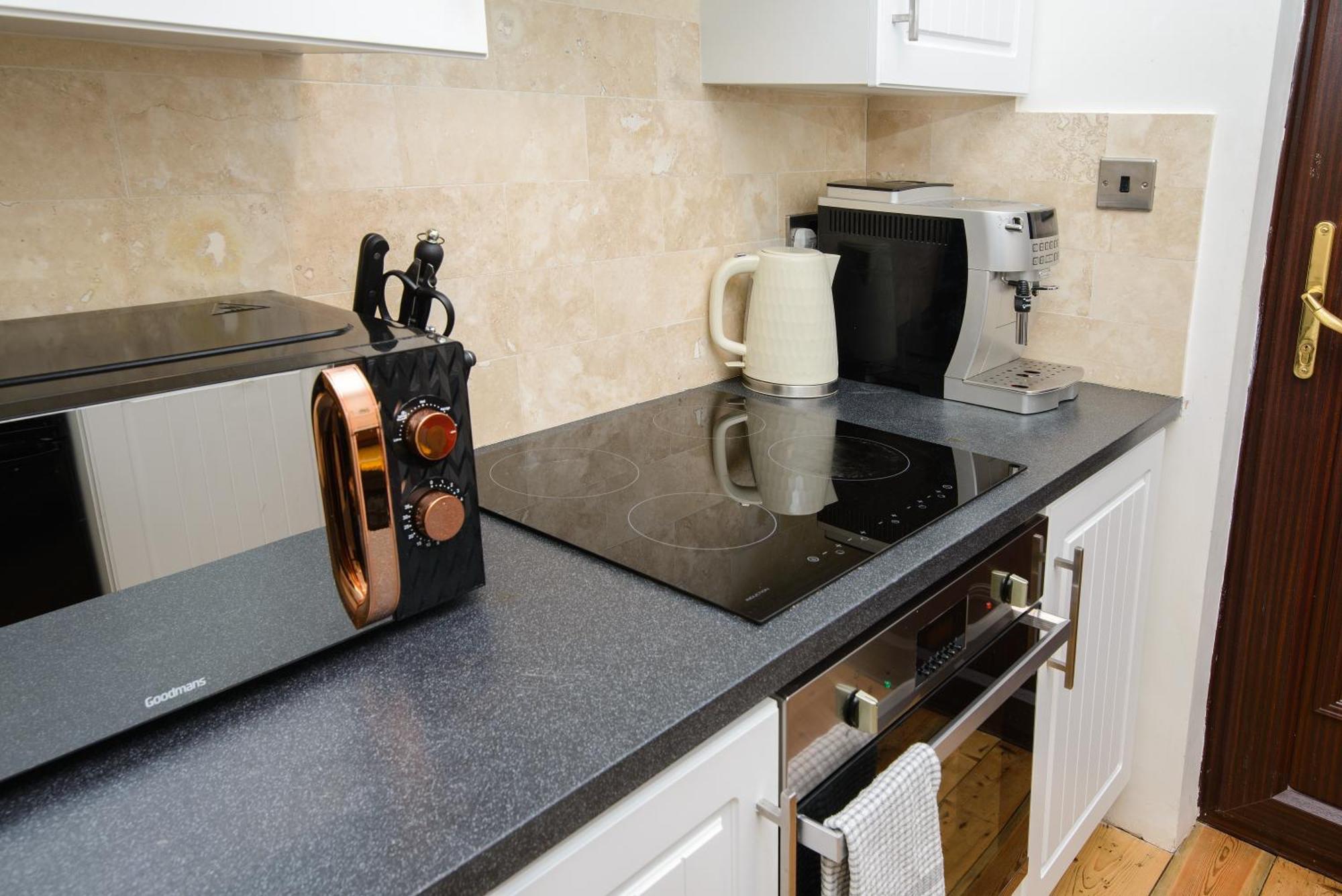 Deluxe 4 Or 5 Bed House With Hot Tub, Cinema Sleeps 15 Villa *