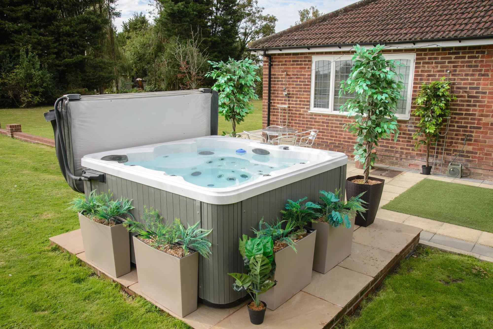 Deluxe 4 Or 5 Bed House With Hot Tub, Cinema Sleeps 15 Villa Saffron Walden