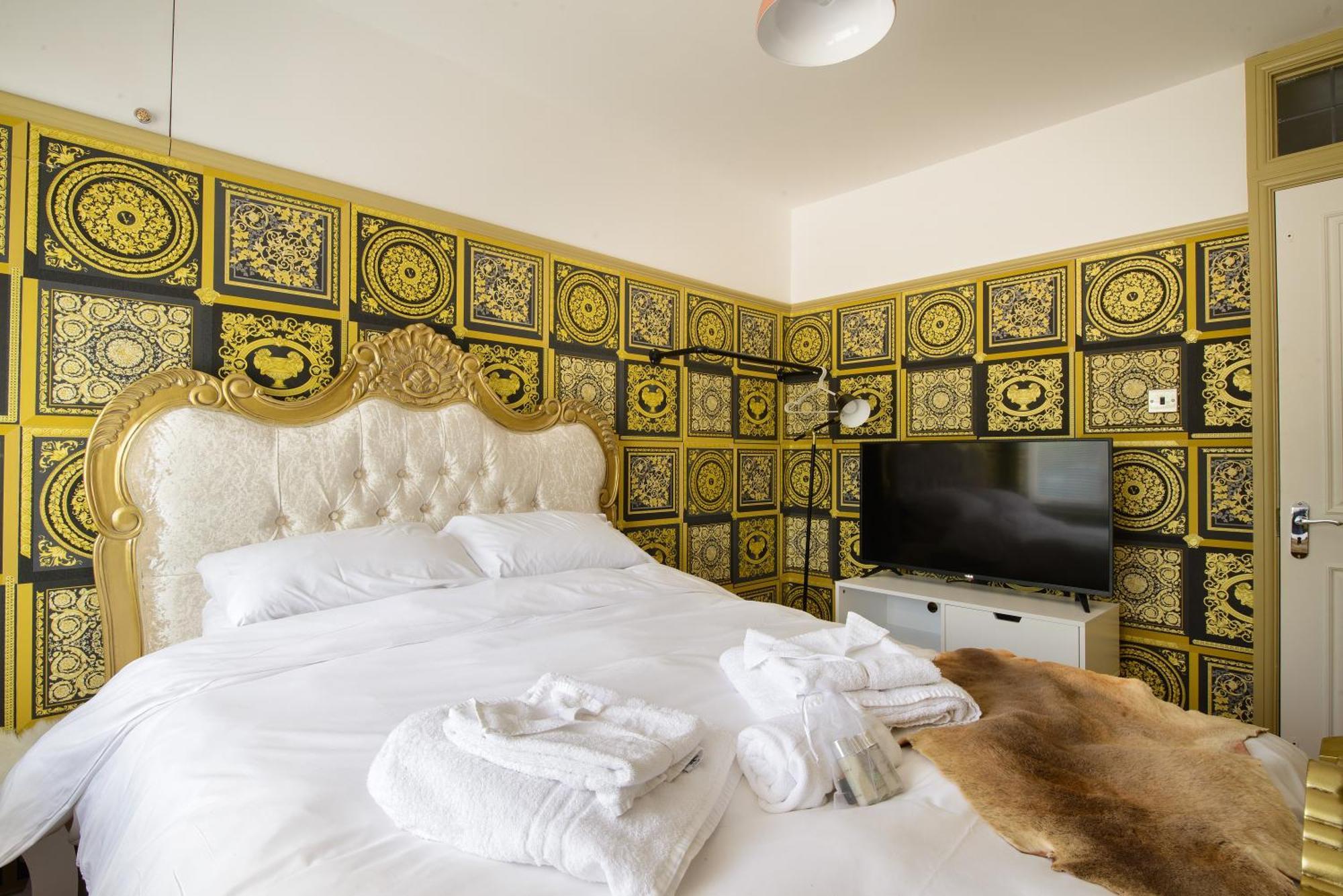 Deluxe 4 Or 5 Bed House With Hot Tub, Cinema Sleeps 15 * Saffron Walden