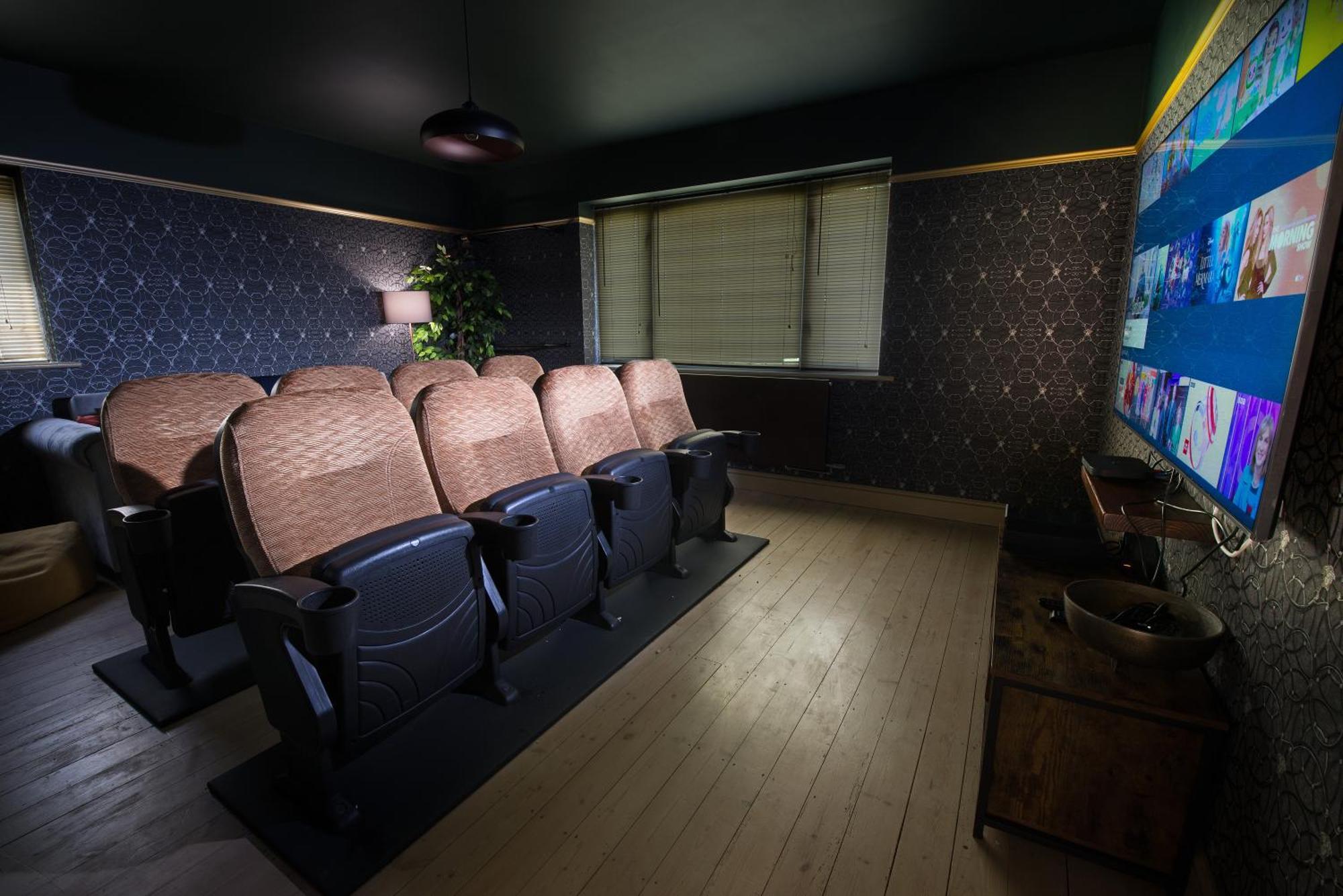Deluxe 4 Or 5 Bed House With Hot Tub, Cinema Sleeps 15 Villa Saffron Walden