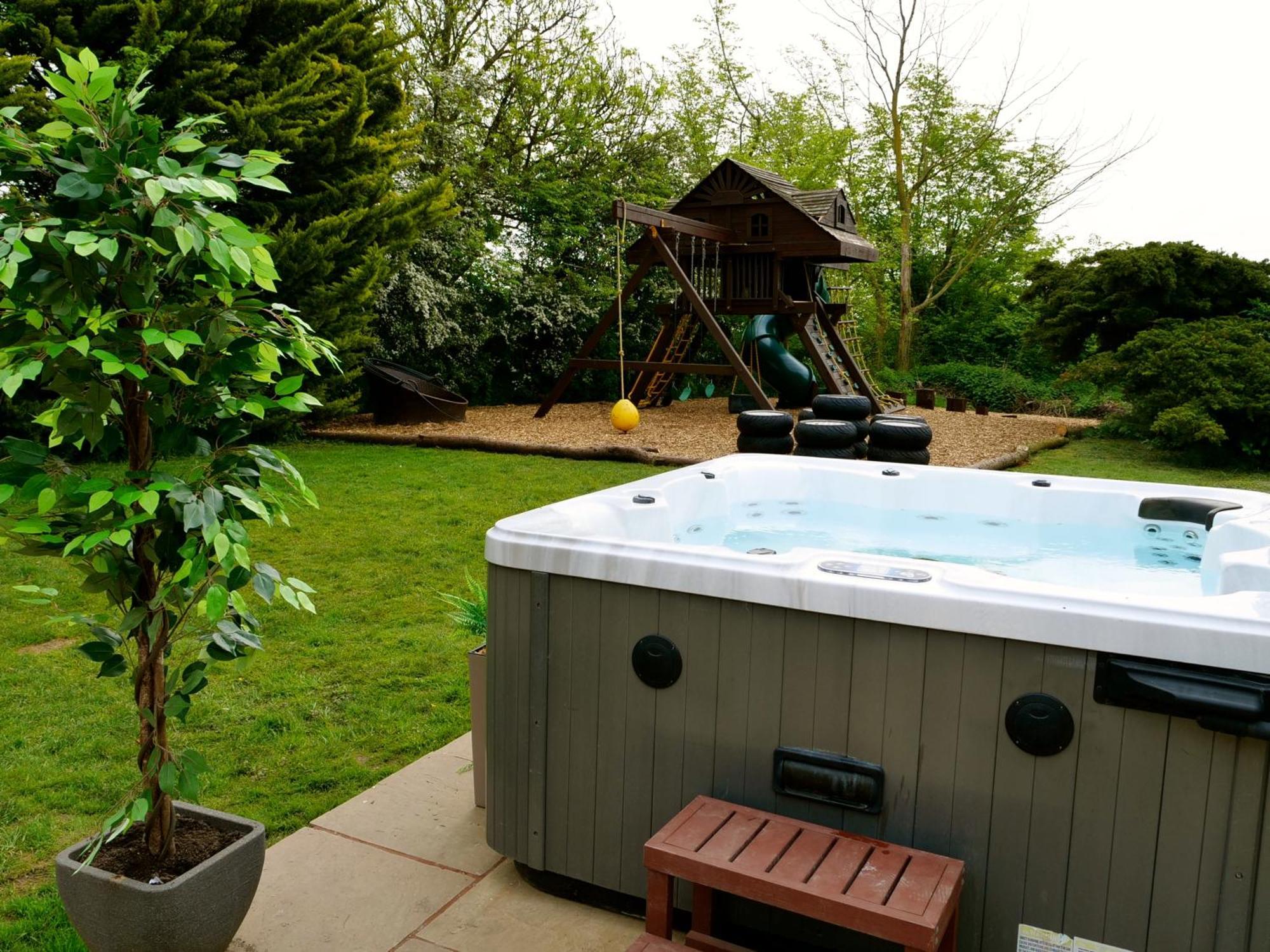 Deluxe 4 Or 5 Bed House With Hot Tub, Cinema Sleeps 15 Saffron Walden