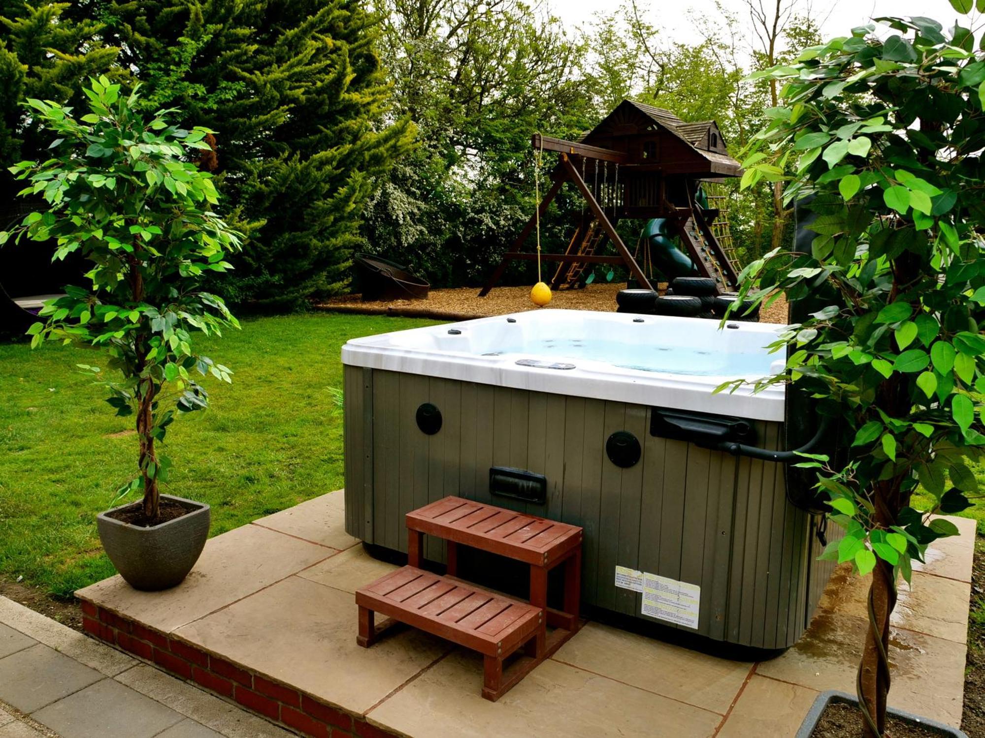 Deluxe 4 Or 5 Bed House With Hot Tub, Cinema Sleeps 15 Villa