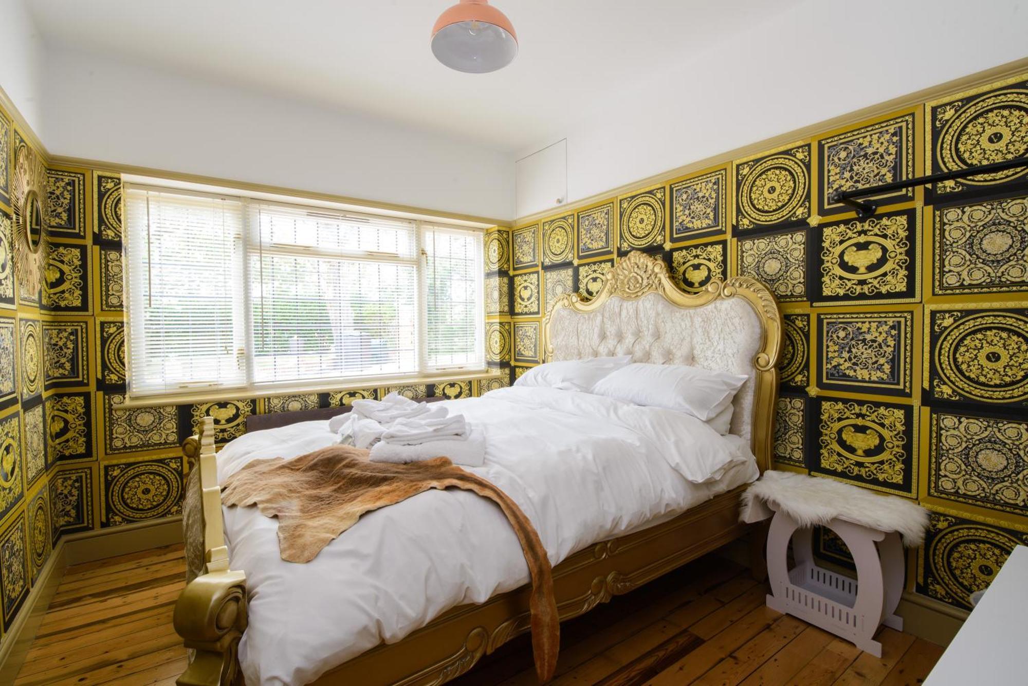 Deluxe 4 Or 5 Bed House With Hot Tub, Cinema Sleeps 15 *
