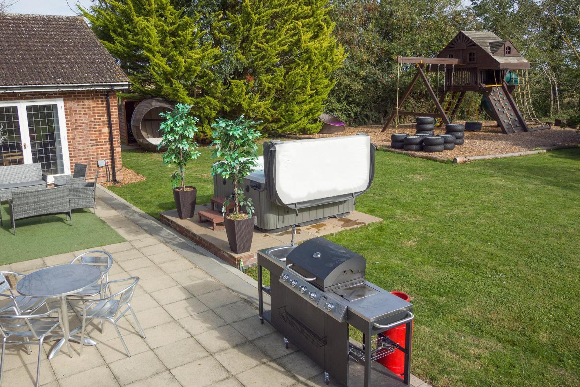 Deluxe 4 Or 5 Bed House With Hot Tub, Cinema Sleeps 15 * Saffron Walden