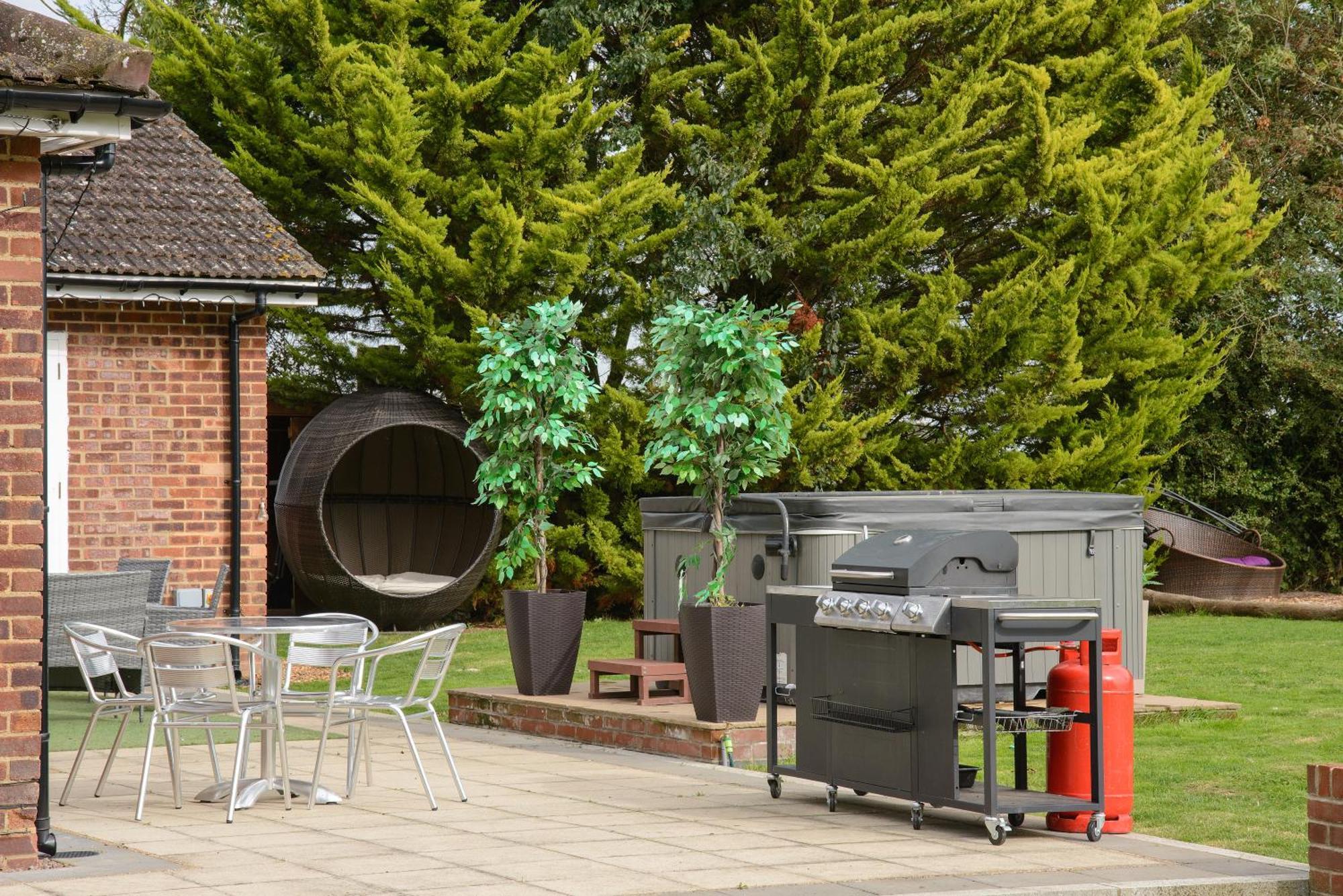 Deluxe 4 Or 5 Bed House With Hot Tub, Cinema Sleeps 15 * Saffron Walden
