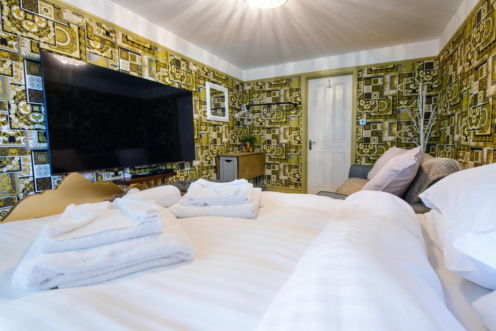 Deluxe 4 Or 5 Bed House With Hot Tub, Cinema Sleeps 15 Villa Saffron Walden