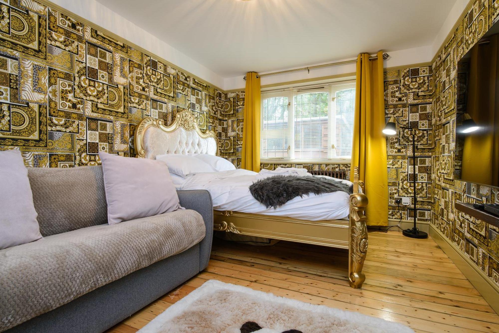 Deluxe 4 Or 5 Bed House With Hot Tub, Cinema Sleeps 15