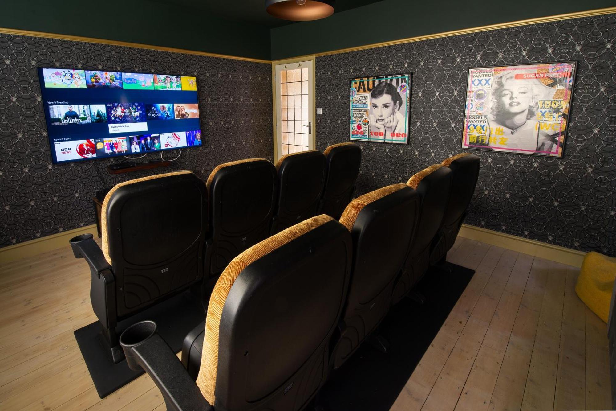 Villa Deluxe 4 Or 5 Bed House With Hot Tub, Cinema Sleeps 15