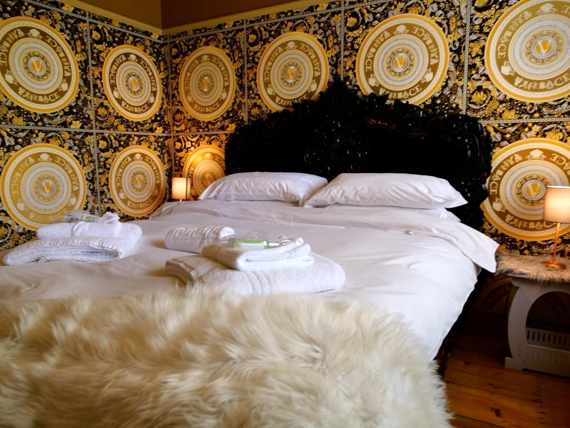 Deluxe 4 Or 5 Bed House With Hot Tub, Cinema Sleeps 15 Villa *