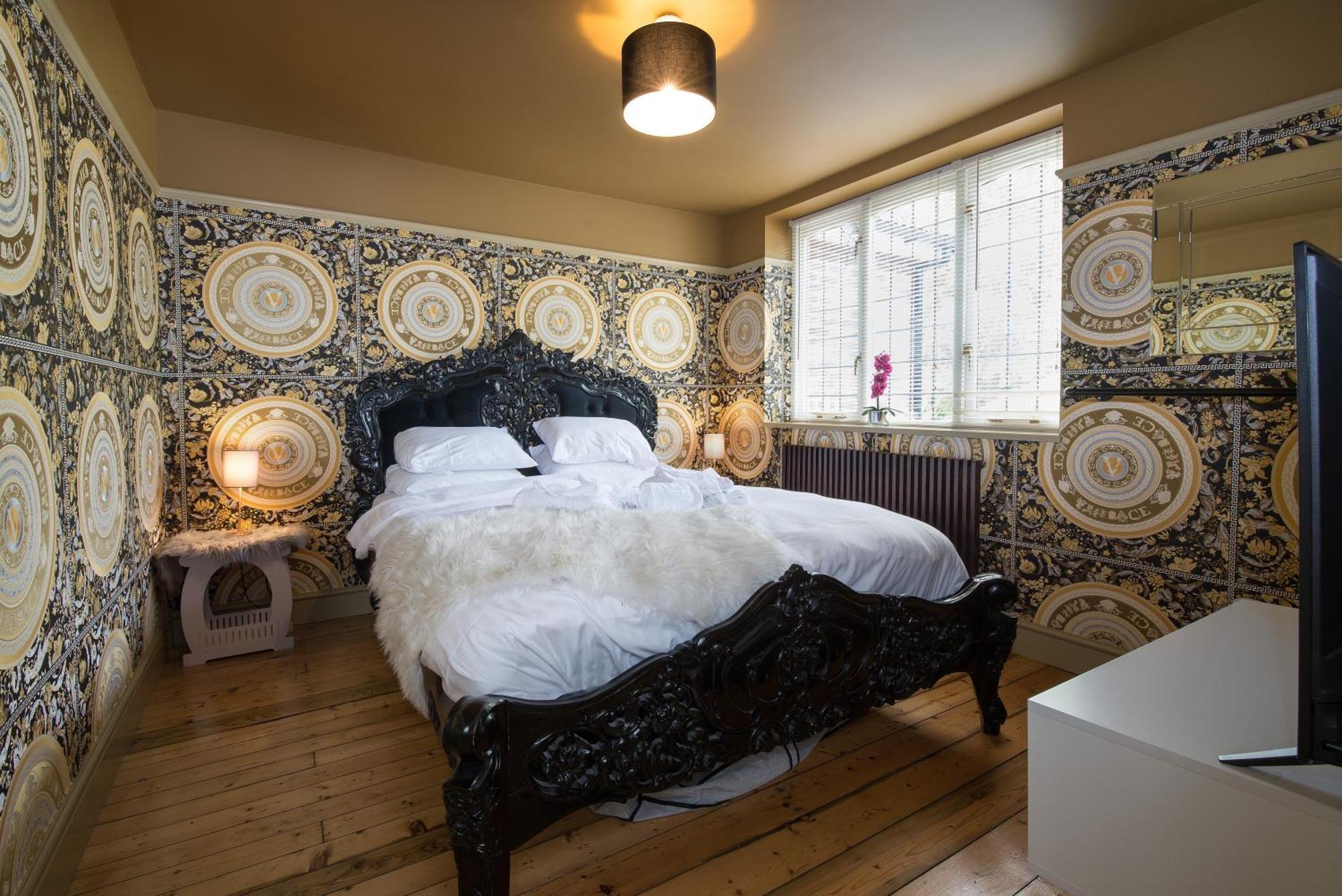 Villa Deluxe 4 Or 5 Bed House With Hot Tub, Cinema Sleeps 15 Saffron Walden