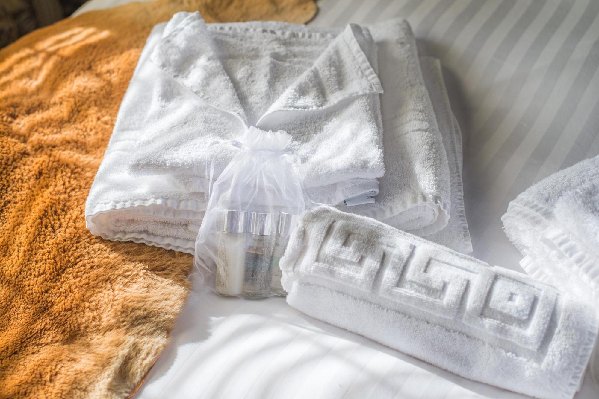 Deluxe 4 Or 5 Bed House With Hot Tub, Cinema Sleeps 15 *