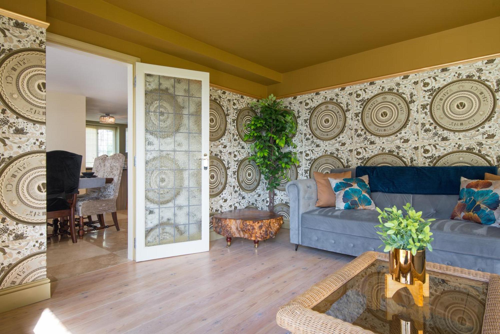 Villa Deluxe 4 Or 5 Bed House With Hot Tub, Cinema Sleeps 15 *