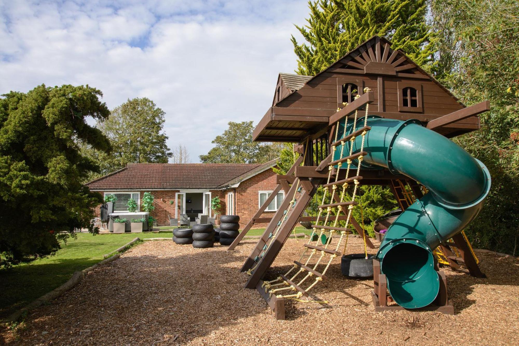 Deluxe 4 Or 5 Bed House With Hot Tub, Cinema Sleeps 15 * Saffron Walden