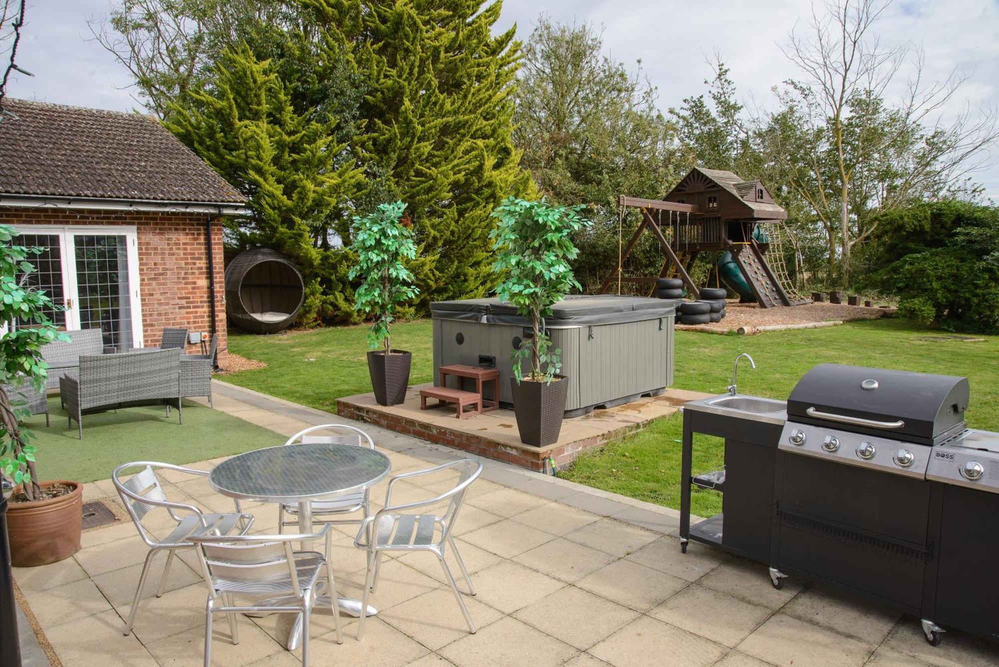 Villa Deluxe 4 Or 5 Bed House With Hot Tub, Cinema Sleeps 15 *