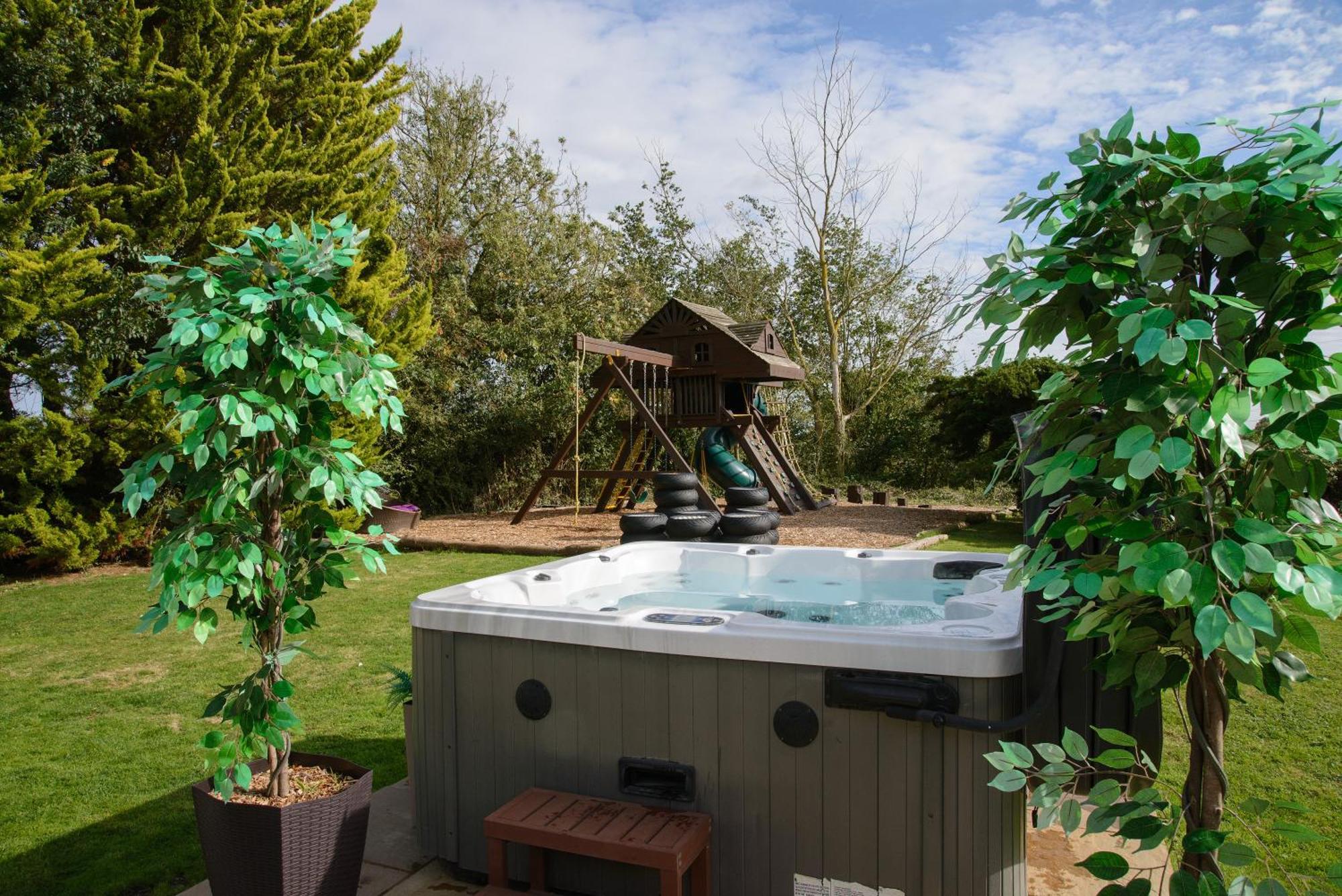 Deluxe 4 Or 5 Bed House With Hot Tub, Cinema Sleeps 15