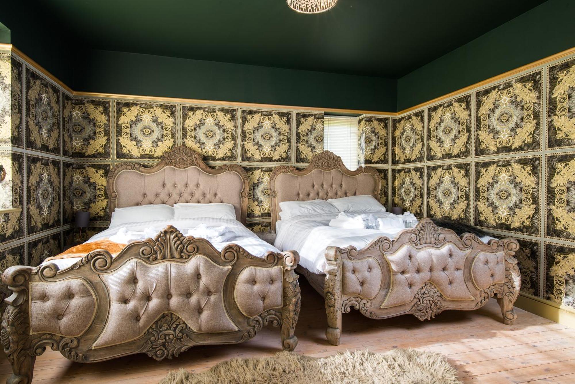 Deluxe 4 Or 5 Bed House With Hot Tub, Cinema Sleeps 15 Villa