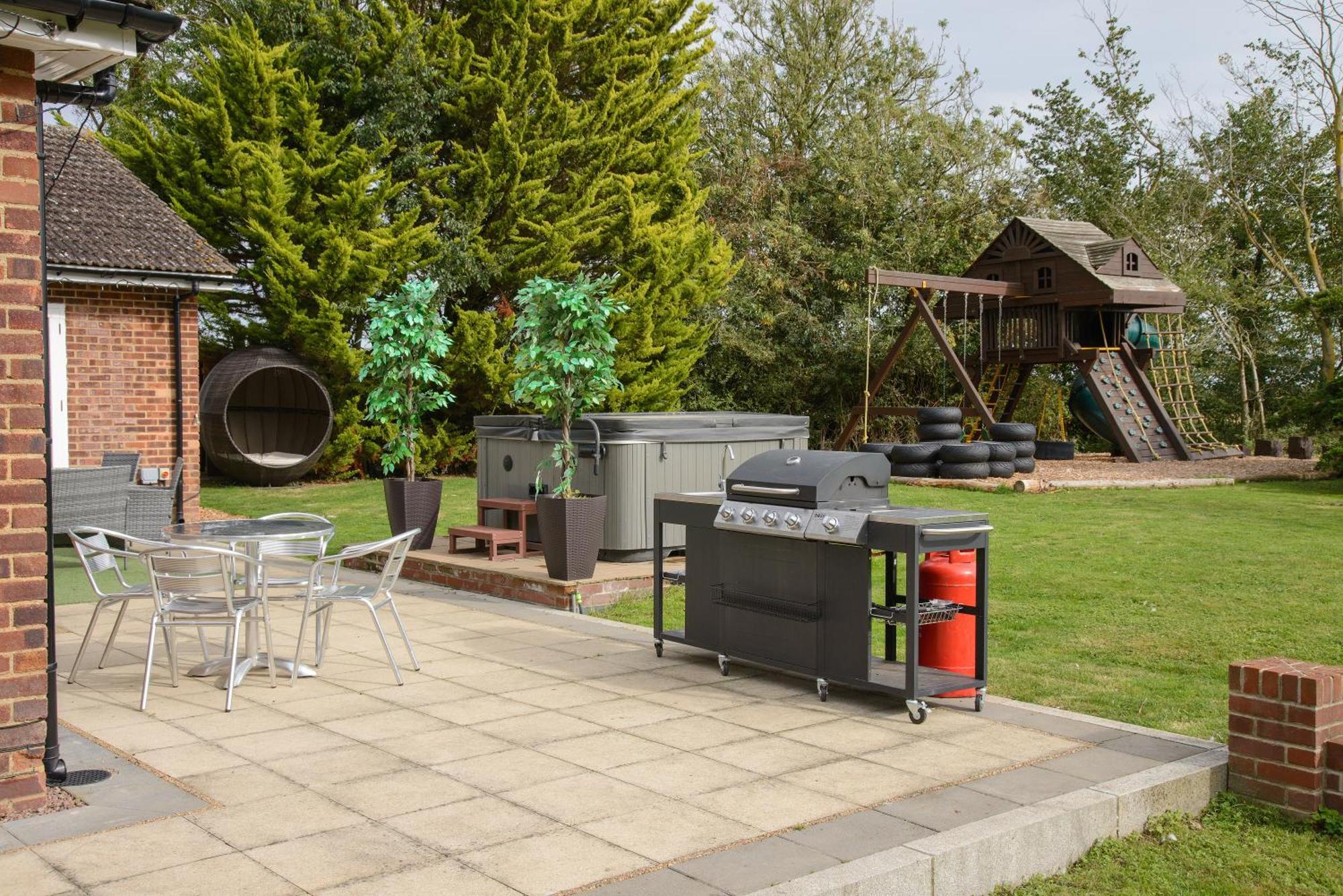 Deluxe 4 Or 5 Bed House With Hot Tub, Cinema Sleeps 15 Villa *