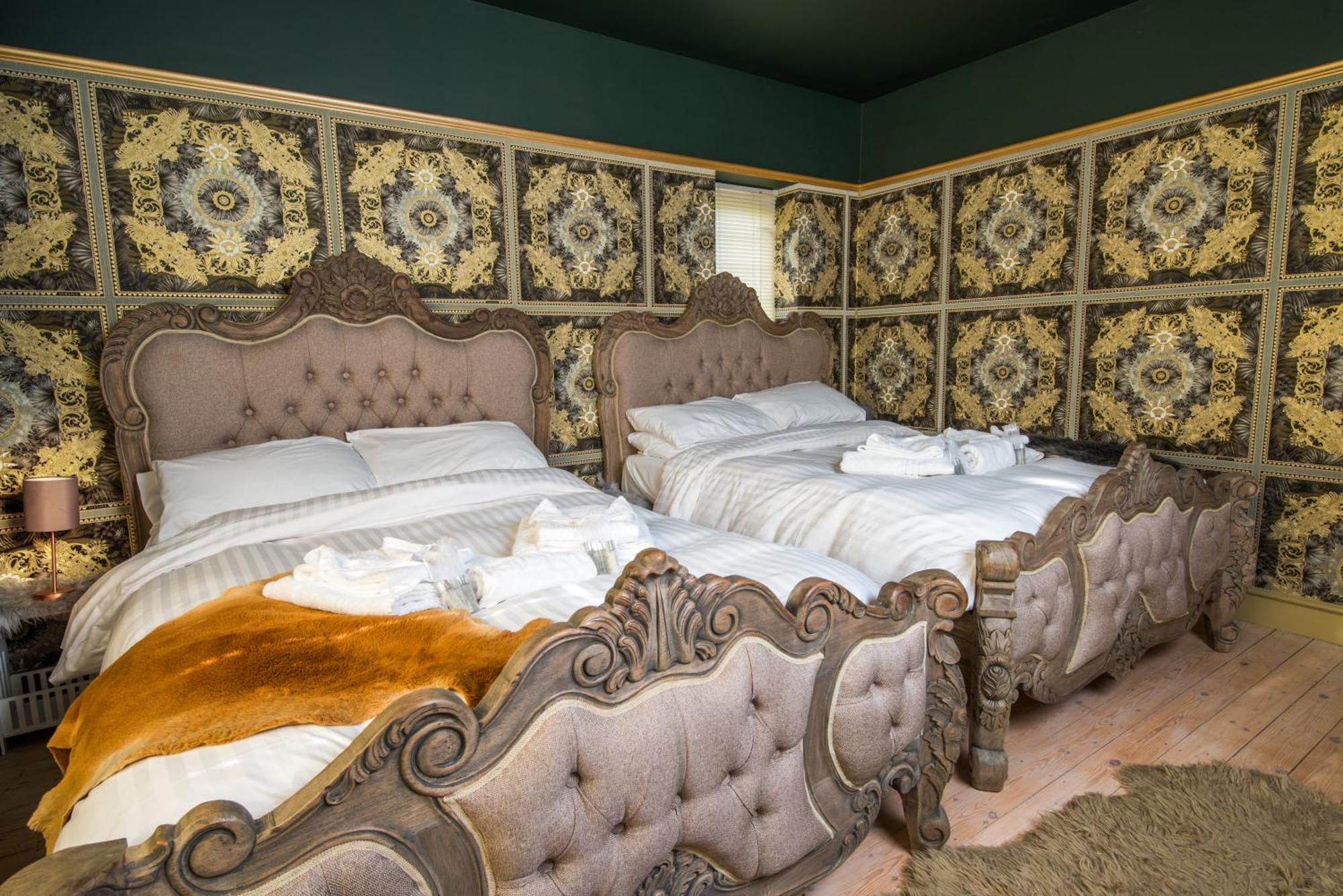 Deluxe 4 Or 5 Bed House With Hot Tub, Cinema Sleeps 15 * Saffron Walden