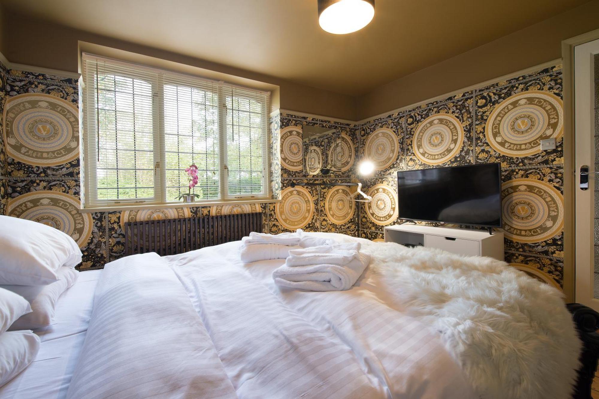 Deluxe 4 Or 5 Bed House With Hot Tub, Cinema Sleeps 15 Villa